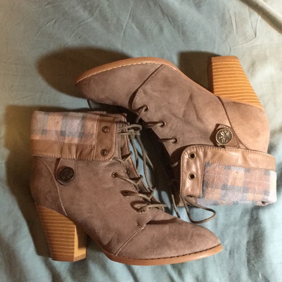 Hot Topic Exclusive Outlander Tartan Taupe Lace-Up Heel Booties - Picture 3 of 10